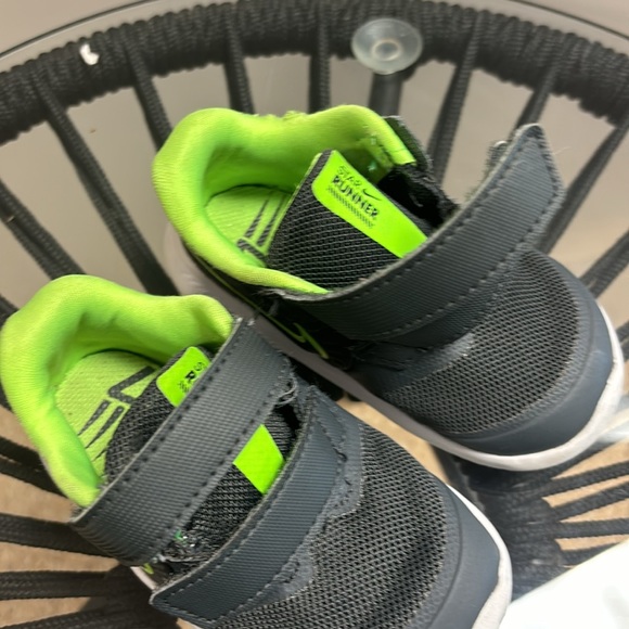 Toddler  Nike tennis shoe size 5C.  Great shape! - Picture 5 of 6